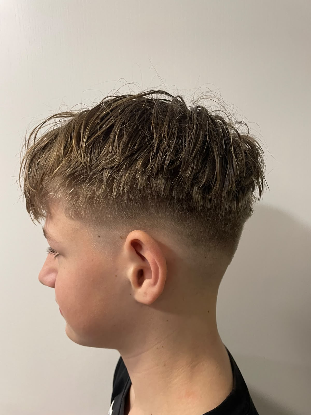 Pánský střih s delší ofinou a krátkými boky
