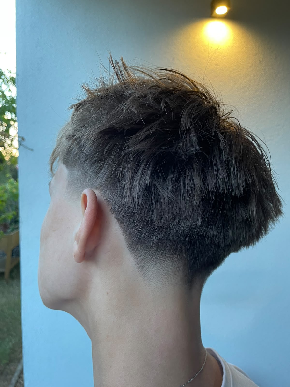 Detail přechodu na zátylku a delších vlasů